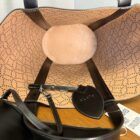 Maison Alaïa Le Cabas perforeeritud nahkkott mustas toonis, nude nahkvoodriga, eemaldatav lukuga sisukott ja peegel – täiskomplektne preloved luksuskott.