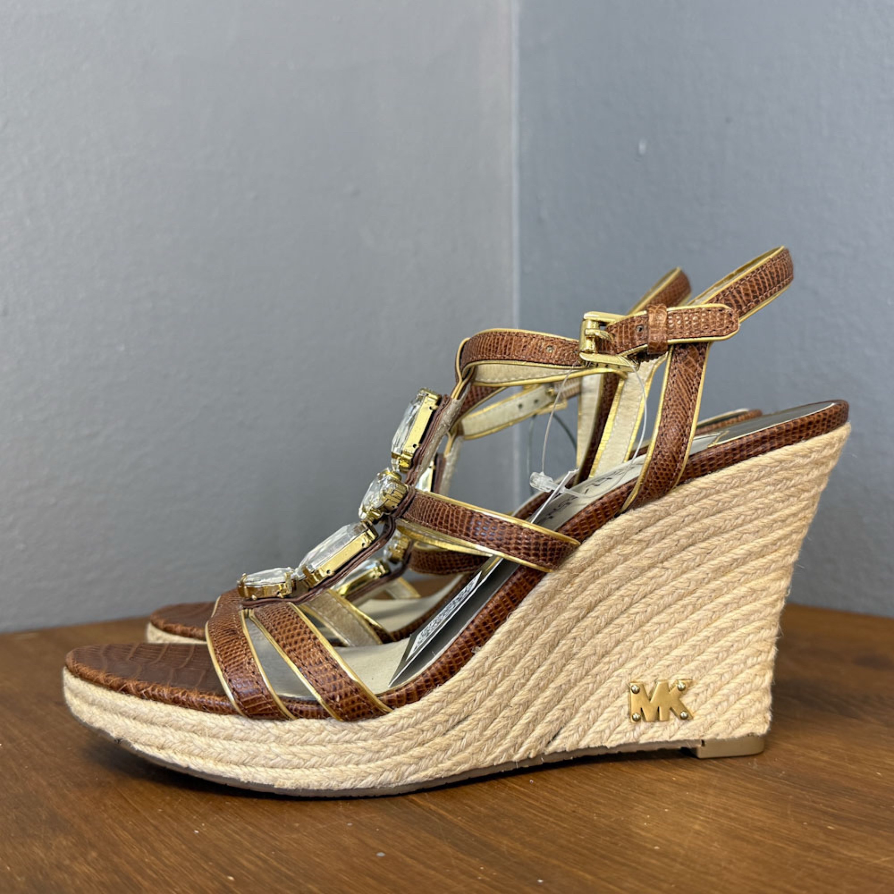 6C0D0F9F-330A-4027-B5A8-66478631FF14