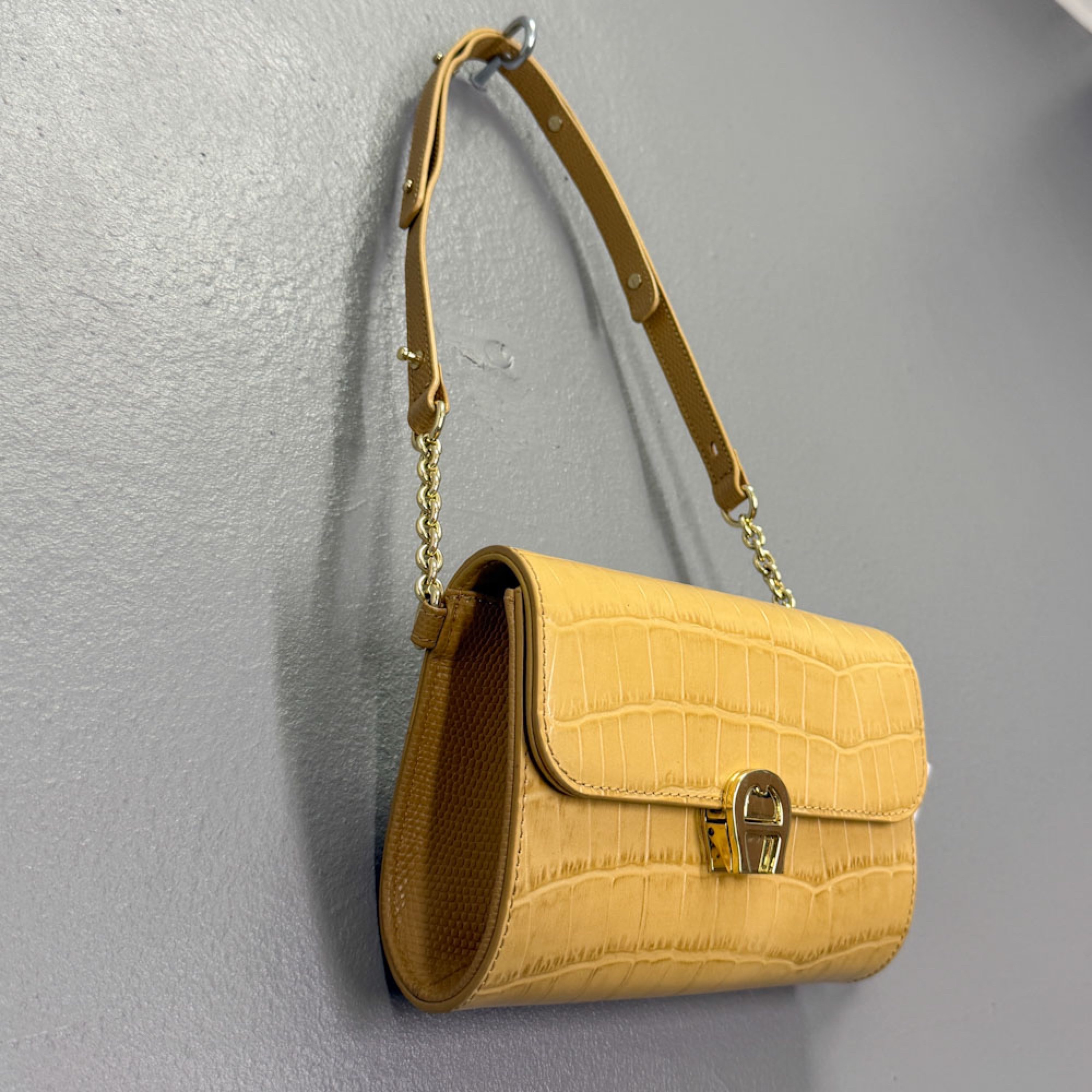 F4FA9C3F-C4F9-444B-87B2-D82E8EB7E9C6